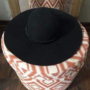 H&M | Stylish black floppy hat.